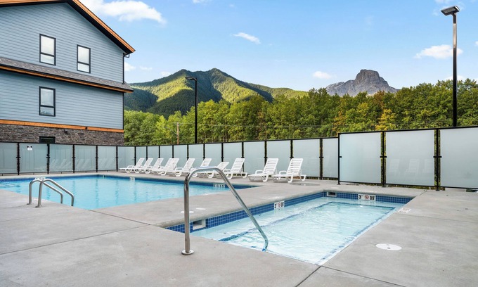 Dead Man's Flats Condo | Stunning Views-Heated Pool-Hot tub-Fitness Center-5 mins to Canmore- Sparrowhawk