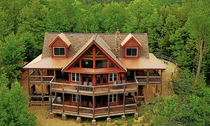 Gatlinburg - Pigeon Forge Cabin | Stunning Views & 4-King Suites, A Dog-Friendly Cabin with Stunning Views