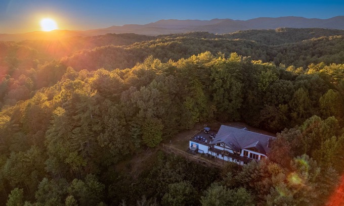 Cherry Log House | Stunning Views! Huge 6BR House; Family-Friendly!