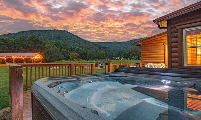 Gatlinburg - Pigeon Forge Cabin | Stunning Views, Huge Yard, Relaxing Fall Retreat