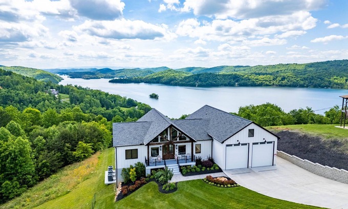 Maynardville Other | Stunning VIEWS Luxury Mountain Lake Home w Chef's Kitchen, Spa, Kayaks, & Sunset