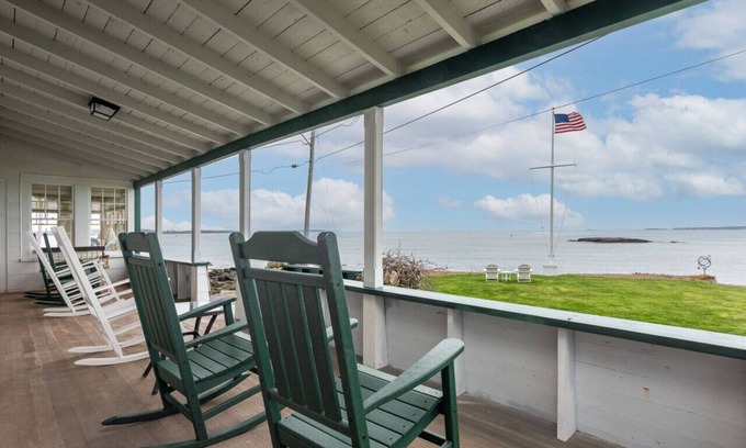 Ocean Point House | Stunning Views with Walks to the Beach and a short walk to pay and play tennis