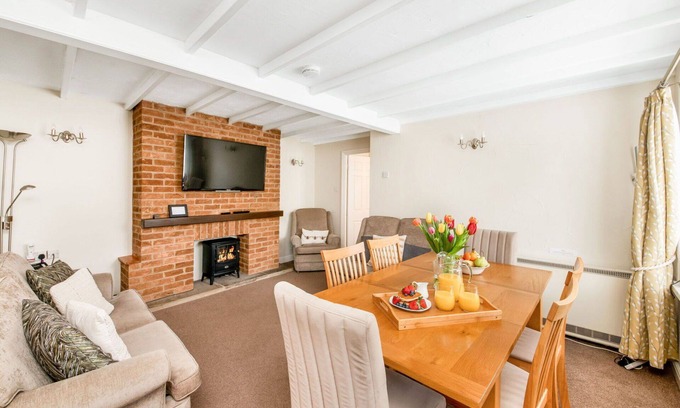 Thirsk House | Stunning villa for 6 guests with WIFI, pool, hot tub and terrace