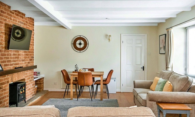 Thirsk House | Stunning villa for 4 people with pool, WIFI, hot tub, terrace, pets allowed and parking