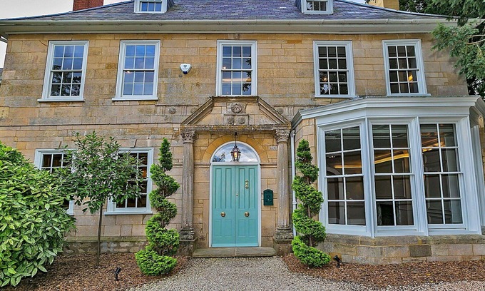 Yardley Gobion House | Stunning villa for 17 guests with hot tub, WIFI, terrace and pets allowed