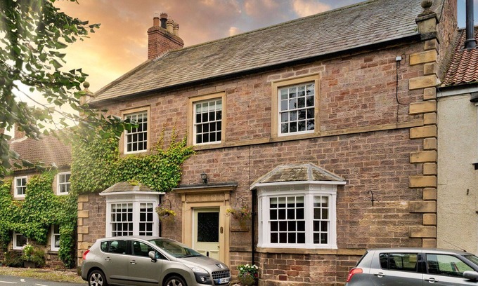 Catterick House | Stunning villa for 14 people with WIFI, hot tub, TV and pets allowed