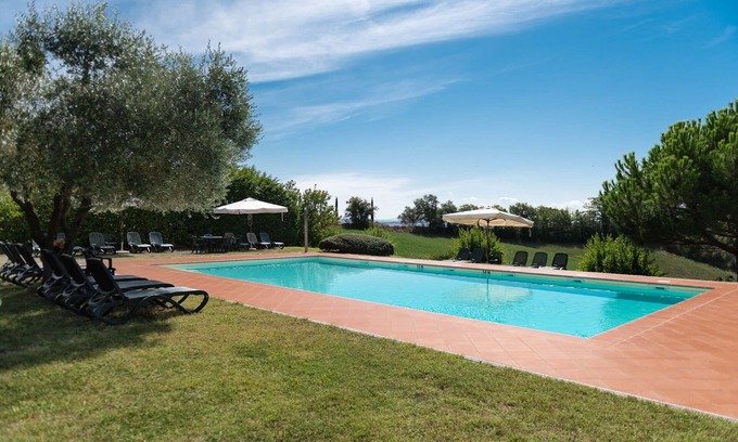 Siena Villa | Stunning villa for 10 people with WIFI, pool, TV and pets allowed