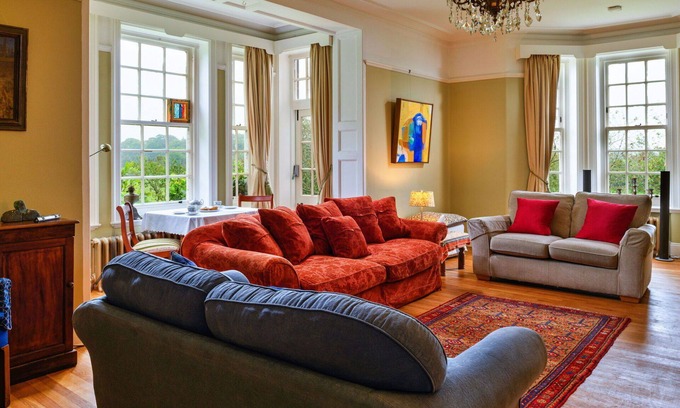 Carlisle House | Stunning villa for 19 people with WIFI, hot tub, TV, terrace and pets allowed