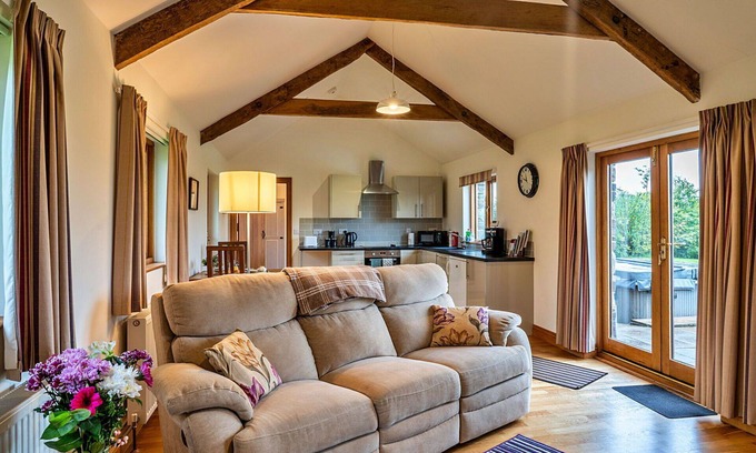Liskeard House | Stunning villa for 2 guests with hot tub, WIFI and pets allowed