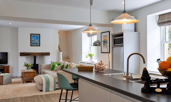 Grantley House | Stunning villa for 2 guests with WIFI, balcony and pets allowed