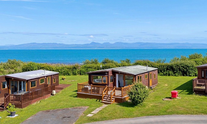 Rhyd-y-clafdy House | Stunning villa for 4 guests with WIFI and pets allowed