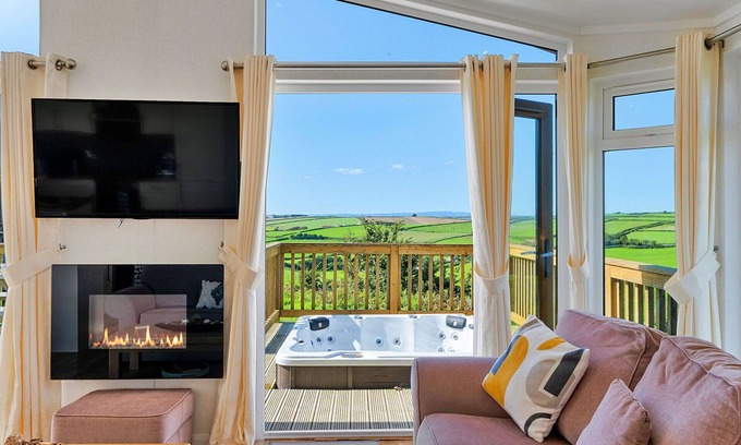 Saint John House | Stunning villa for 6 guests with pool, hot tub, WIFI, terrace and pets allowed