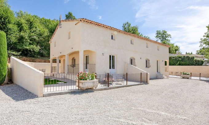 Bauduen House | Stunning villa for 8 guests with WIFI, TV, terrace and pets allowed