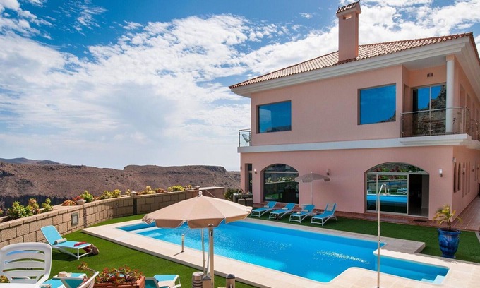 Monte Leon House | Stunning villa for 6 people with private pool, A/C, WIFI, TV, terrace, pets allowed and parking