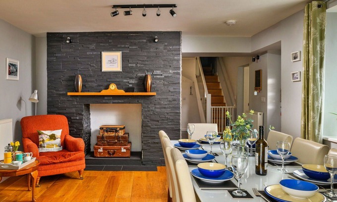 Cwmtirmynach House | Stunning villa for 8 guests with WIFI, TV and pets allowed