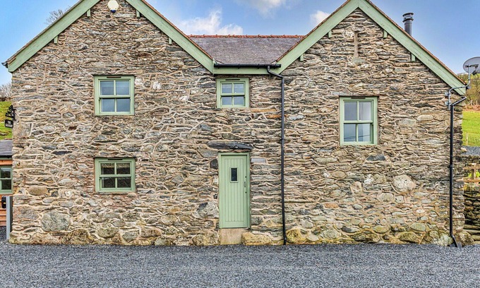 Llandrillo House | Stunning villa for 6 guests with hot tub, WIFI, TV and terrace