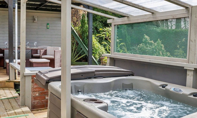 Craven Arms House | Stunning villa for 2 people with hot tub, WIFI, TV and terrace