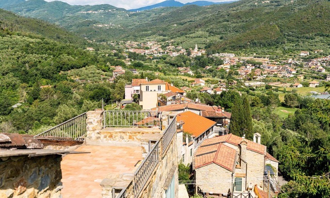 Garlenda House | Stunning villa for 4 guests with A/C, terrace and pets allowed