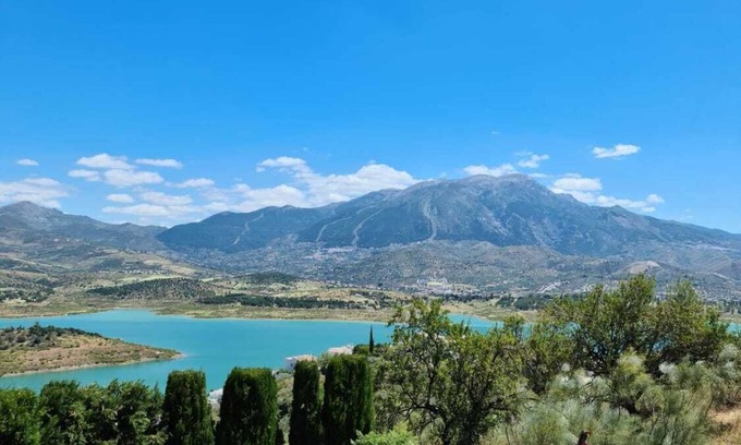 Los Romanes Villa | Stunning Villa with a Private Pool, Panoramic views of Lake Vinuela