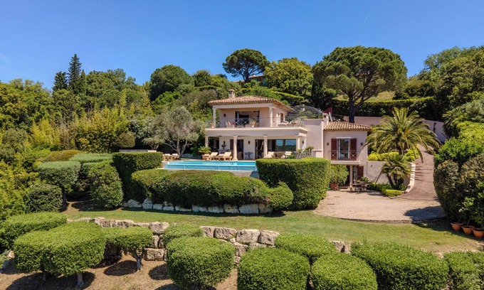 Ramatuelle Villa | Stunning Villa with Sea Views a short walk away from the beach