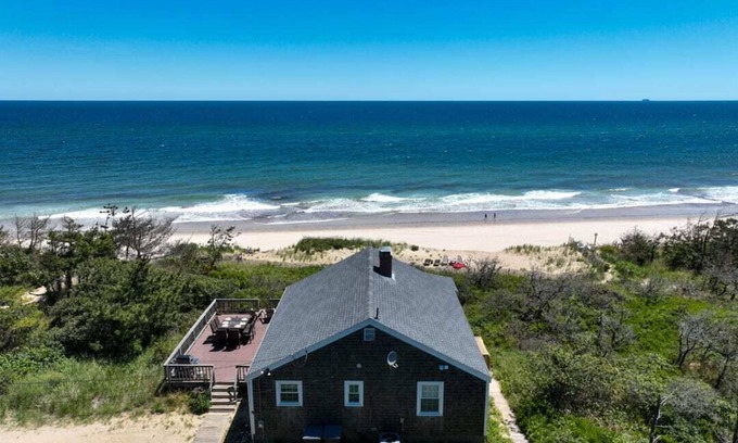 South Wellfleet House | Stunning Waterfront Views, Beach steps away!