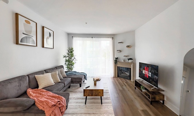 Marina del Rey Bed & Breakfast | Stylish 1bd apt in Marina Del Rey w FREE parking