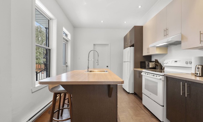 La Petite-Patrie Apartment | Stylish 1Bedroom /1Bathroom in Plateau Mont-Royal