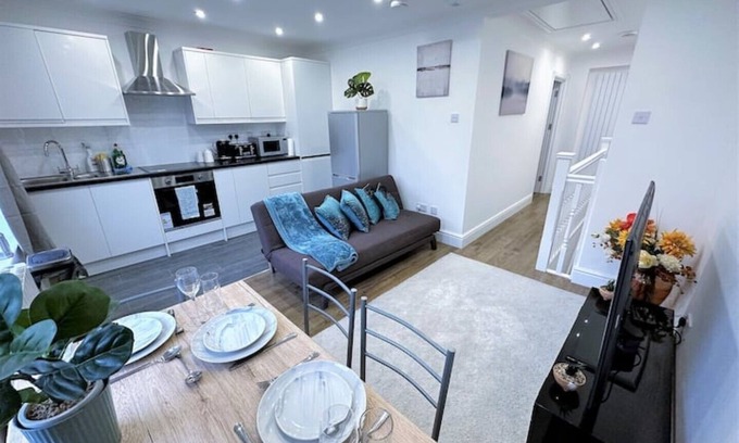 Lewisham Apartment | Stylish 2 BED Flat IN Heart OF Lewisham - 5 Mins From Station!