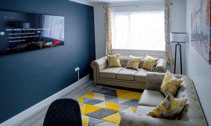 Belvedere Apartment | Stylish 2-bed retreat near transport links