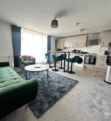 Woking Apartment | Stylish 2 Bed Room 2 Bath Apartment Free Parking