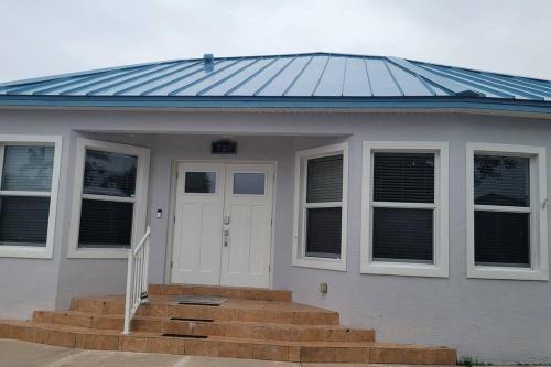 Nettles Island House | Stylish 2 bedroom home Steps from private beach
