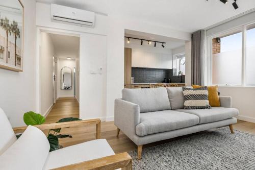 Prahran Apartment | Stylish 2- Bedroom Unit near parks, shopping and dining