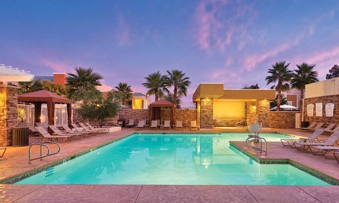 Las Vegas Condo | Stylish 2-BR Condo Oasis Near the LV Strip – Special Offer Now!