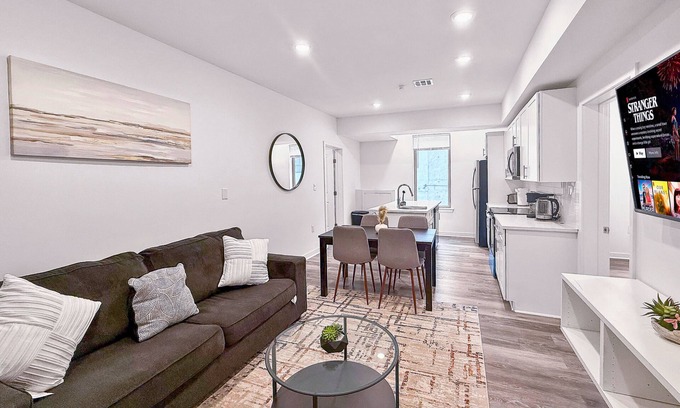 Olde Kensington Apartment | Stylish 2 BR | Fits 6 Guests | Northern Liberties