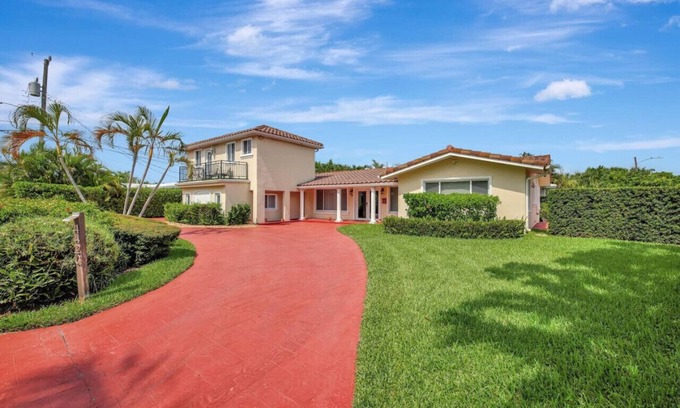 Lauderdale-by-the-Sea House | Stylish 2br/3ba w-Heated Pool + Beach Walkable
