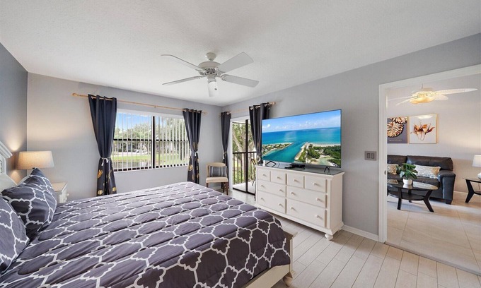 South Bradenton Condo | Stylish 2B-2B Condo near AMI, Beaches & IMG