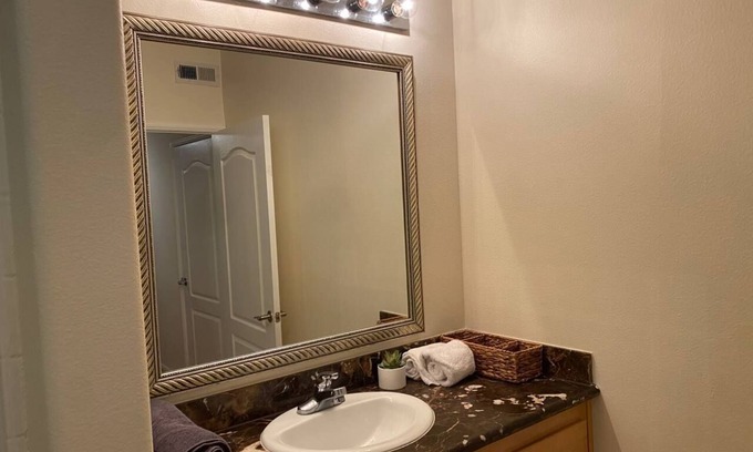 Downtown Los Angeles Apartment | Stylish 2BR/2BA Urban Getaway