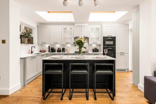 Islington Apartment | Stylish 2BR Apt in Highbury & Islington with Garden