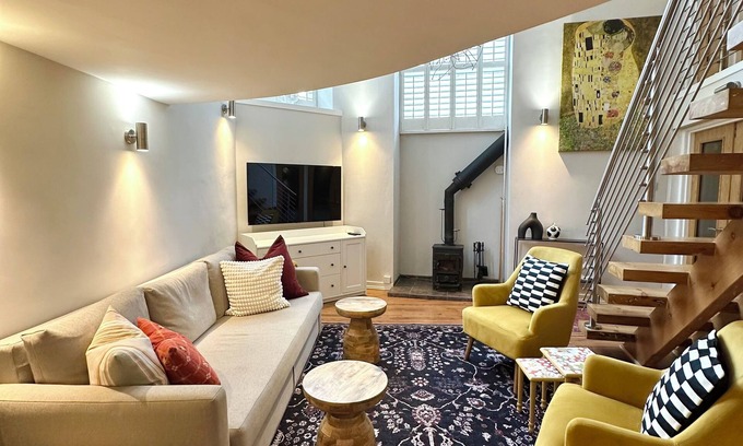 Bonnington Apartment | Stylish 2BR Central Edinburgh - Walk to Attraction