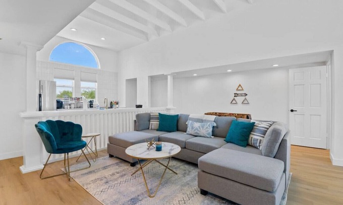 Camelback East House | Stylish 2BR Desert Paradise | Mountain Views, Foosball, Parking