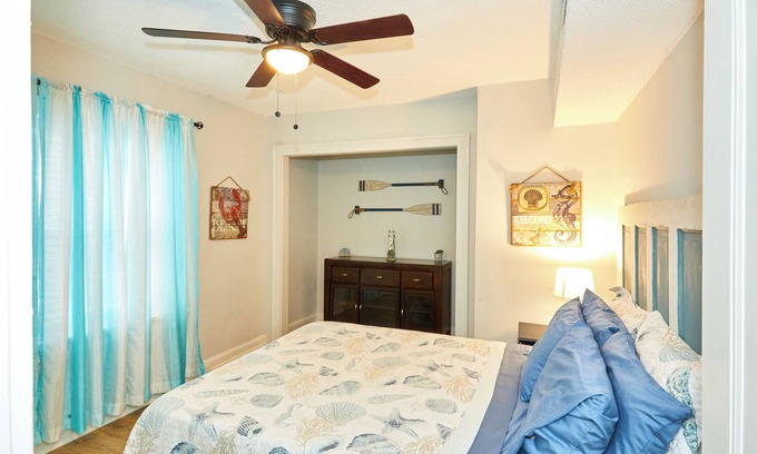 Midtown - Westport Apartment | Stylish 2BR in Historic Area KC - FREE GARAGE PARKING