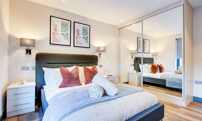Cann Hall Apartment | Stylish 2BR Penthouse | London Views & Privacy