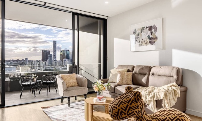 South Brisbane Apartment | Stylish 2BR Unit w/Pool & Gym in South Brisbane