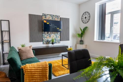 Ashton-under-Lyne Villa | Stylish 3-Bed 15min to Manchester City Centre