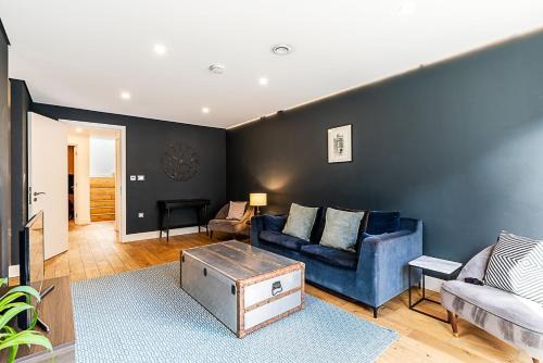 Kings Cross St. Pancras Apartment | Stylish 3-Bed Flat with Balconies in Kings Cross