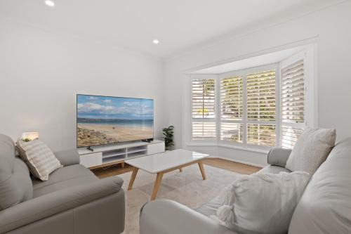 Glenelg South House | Stylish 3-Bed House Close to Attractions