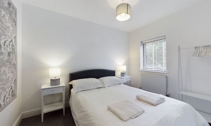 Cheltenham House | Stylish 3 Bedroom House, with parking