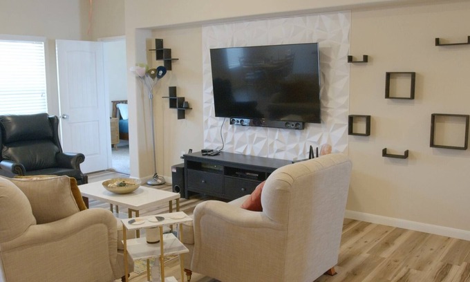 Kyle House | Stylish 3 Bedroom retreat near Downtown and Outlet