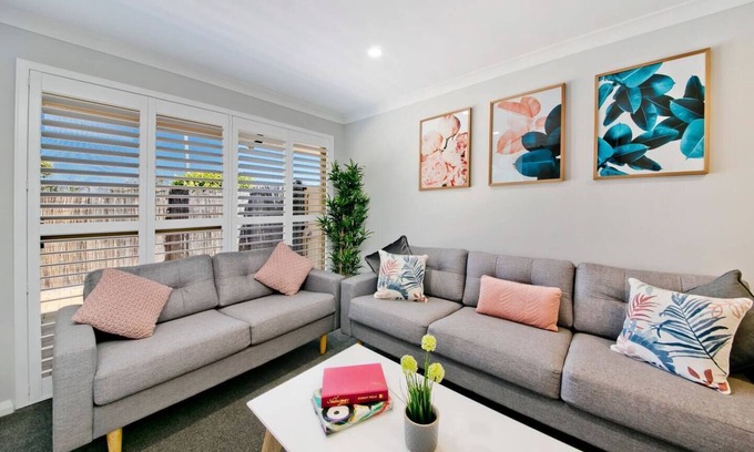 Scarborough House | Stylish 3 BR 1 min to Cafes/Restaurants/Park!