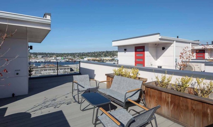 North Queen Anne Condo | Stylish 3b2.5b Brand New TH Rooftop & Lake Views